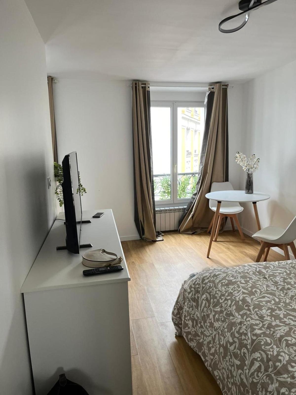 Bright Studio Near The Marais Apartment Париж Екстериор снимка